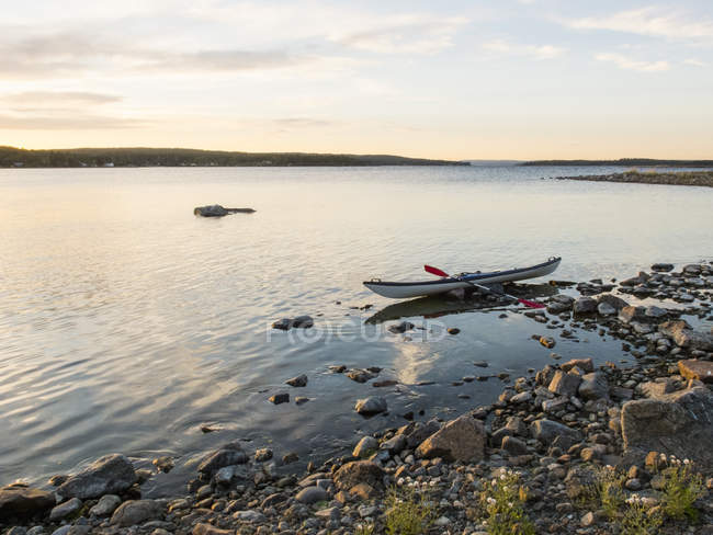 Vista panoramica del kayak sulla spiaggia rocciosa — Foto stock