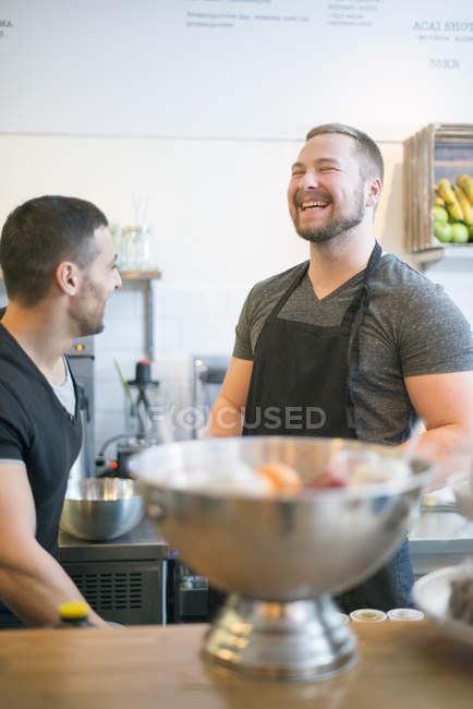 Zwei Männer, die im Café arbeiten, selektiver Fokus — Stockfoto