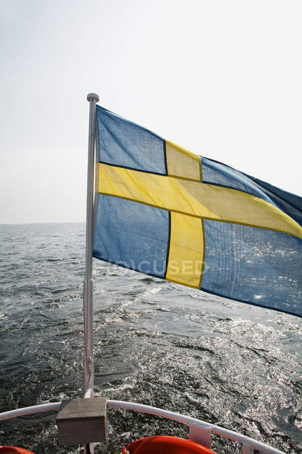 Вид спереду шведського прапора на човні — стокове фото