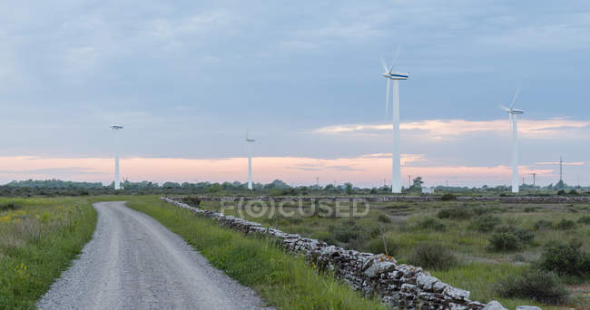 Вітрові турбіни проти неба з хмарами — стокове фото