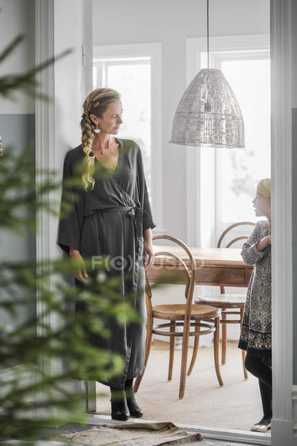 Madre e figlia in piedi in camera con albero di Natale — Foto stock