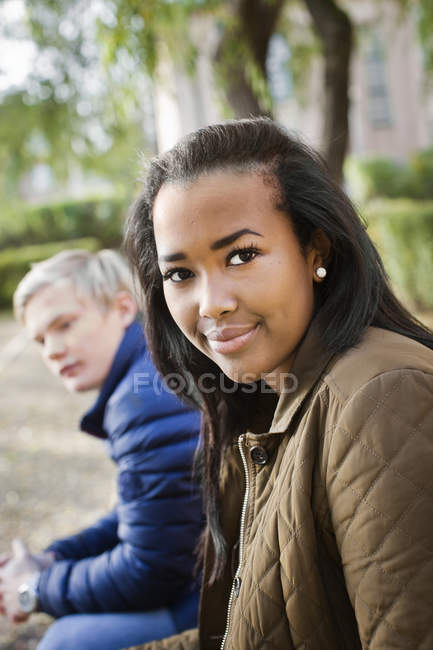 Vista frontal de amigos adolescentes en el parque - foto de stock