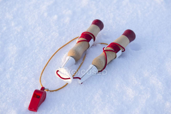 Повышенный вид скакалки на снегу — стоковое фото