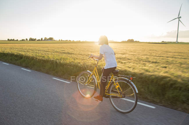 Мальчик на велосипеде в солнечный день — стоковое фото