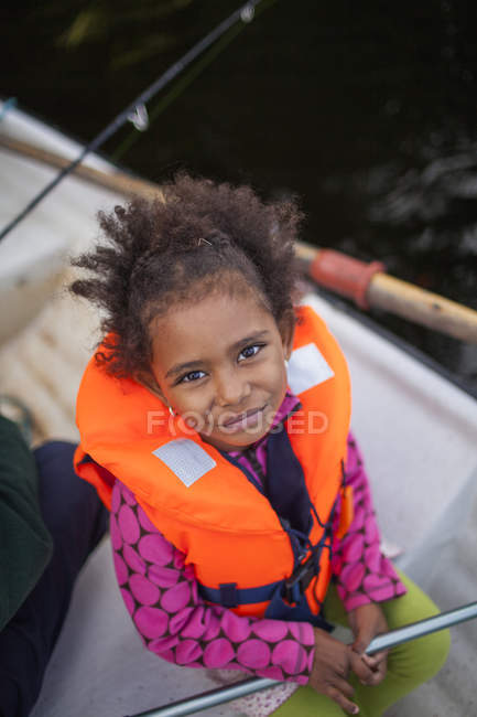 Erhöhter Blick auf Mädchen auf Boot, die in die Kamera schauen — Stockfoto