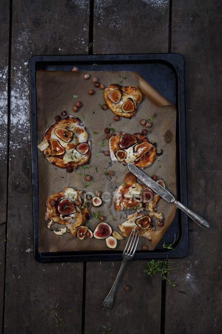 Вид на фруктовую пиццу на подносе — стоковое фото