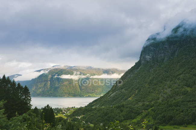 Зелений покриті пагорбів і низька хмарність на більш og Ромсдаль, Норвегія — стокове фото