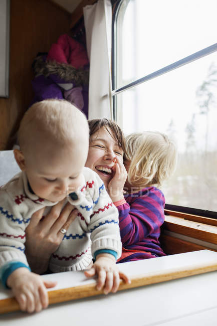 Мать и дети в общественном транспорте, дифференциальный фокус — стоковое фото