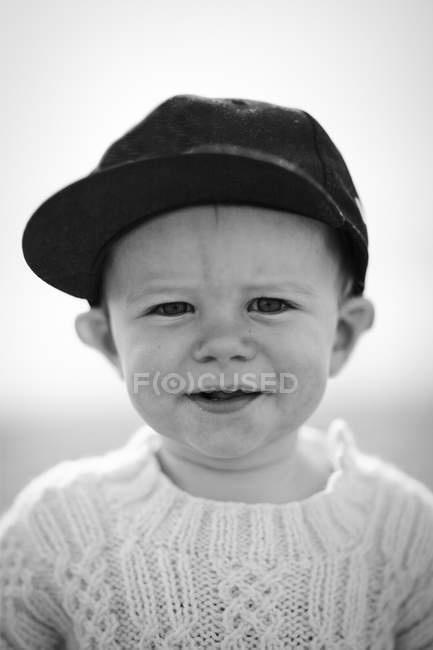 Vista frontal de niño en gorra de béisbol - foto de stock