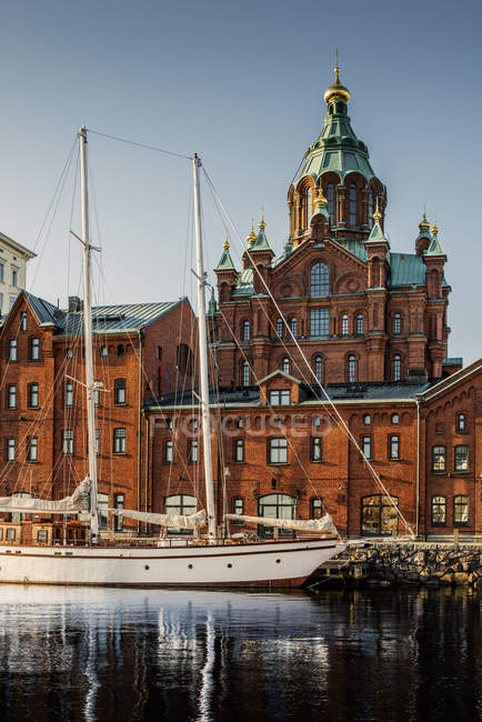 Catedral de Uspenski e veleiro na água, Helsínquia — Fotografia de Stock