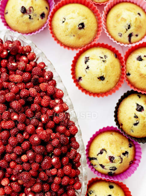 Vista superior de muffins e morangos selvagens na tigela — Fotografia de Stock