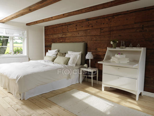 Chambre de style scandinave avec thème bois et couleur blanche — Photo de stock