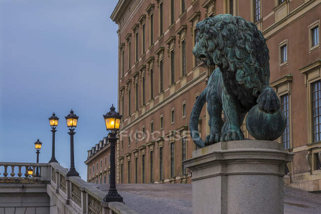 Vista de la estatua del león en el Palacio Real Sueco - foto de stock
