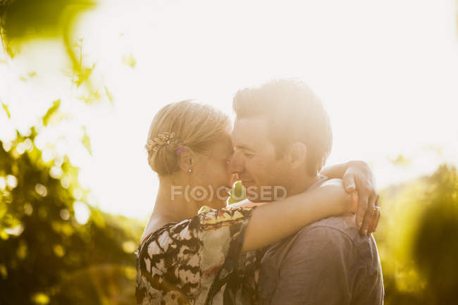 Porträt eines reifen Paares, das sich umarmt, Fokus auf den Vordergrund — Stockfoto