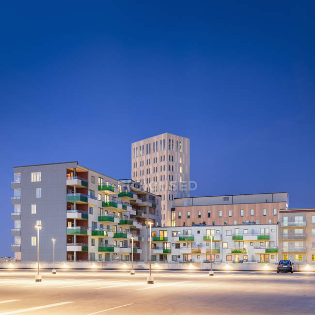 Edifícios residenciais com janelas iluminadas à noite — Fotografia de Stock