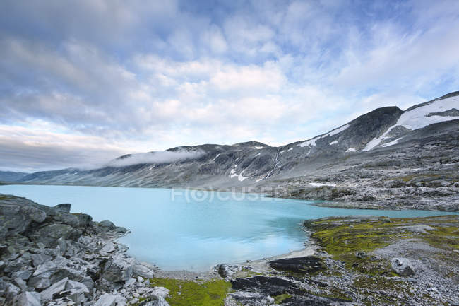 Vista panorâmica do lago e montanhas em Mais og Romsdal, Noruega — Fotografia de Stock