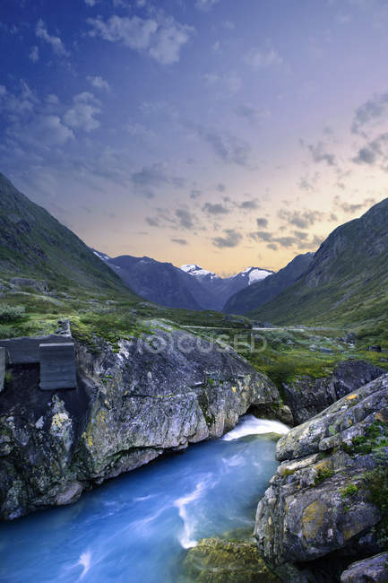 Потік з скелястими берегами, в гірських valley в сутінках — стокове фото