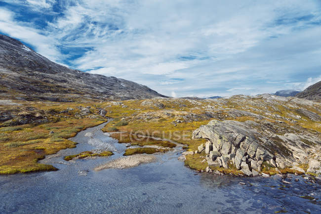 Gebirgsfluss und wolkenverhangener Himmel bei mehr og romsdal, Norwegen — Stockfoto