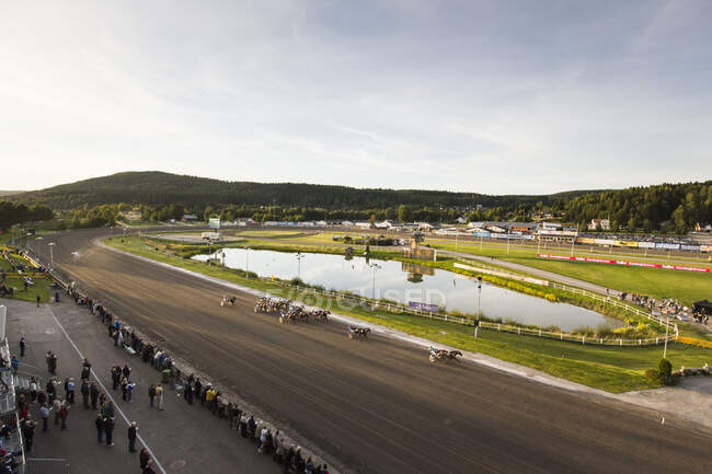 Vista de la competición de carreras de arneses en Sundsvall, Suecia - foto de stock