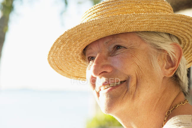 Retrato de mulher com chapéu de palha olhando para longe — Fotografia de Stock