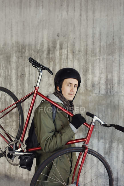Retrato del hombre adulto medio sosteniendo la bicicleta de engranaje fijo - foto de stock
