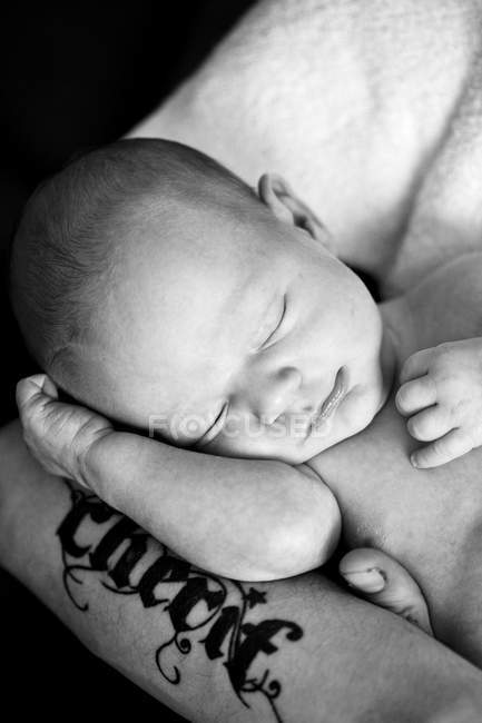 Visão frontal do pai segurando bebê filho — Fotografia de Stock