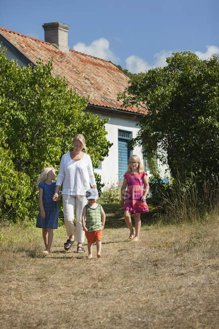 Mutter mit Töchtern und Sohn im Sommer im Hinterhof — Stockfoto