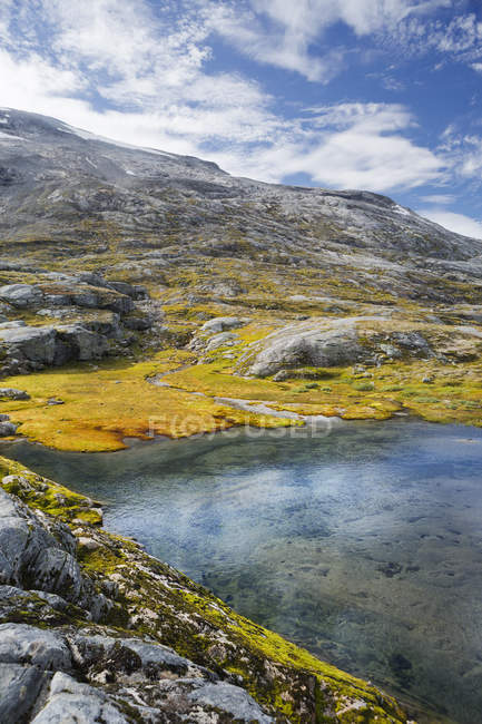 Piscina de montaña y cielo nublado en Más og Romsdal, Noruega - foto de stock