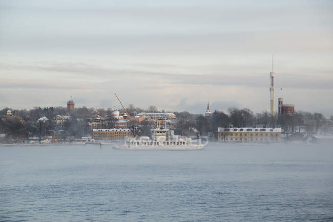 Живописный вид на город из залива зимой — стоковое фото