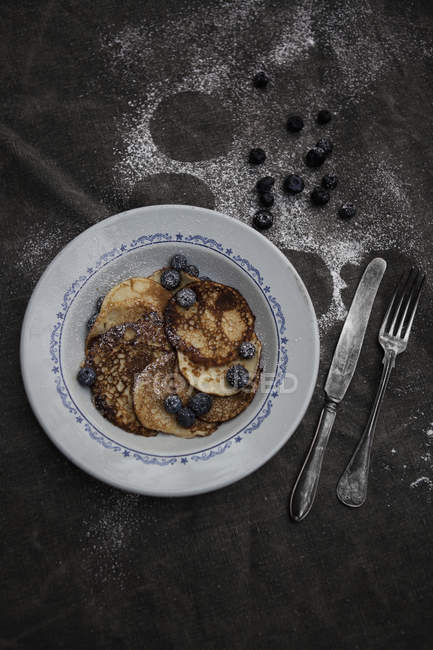 Portion Pfannkuchen mit Blaubeeren auf dem Teller — Stockfoto