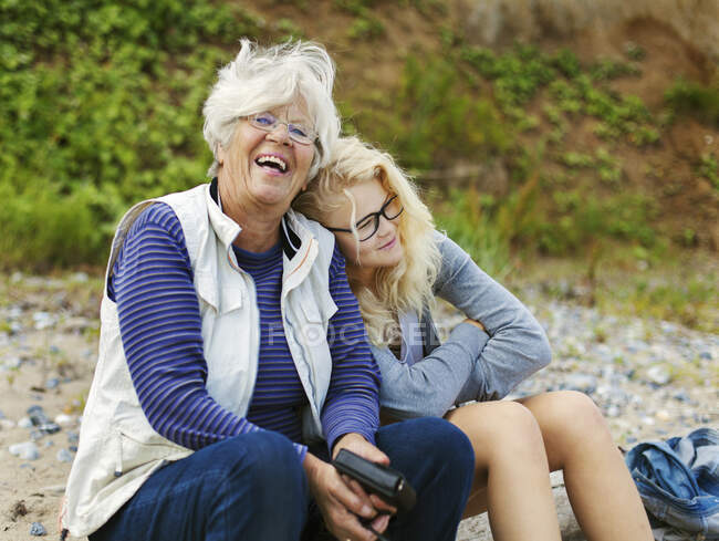Femme âgée avec petite-fille riant — Photo de stock