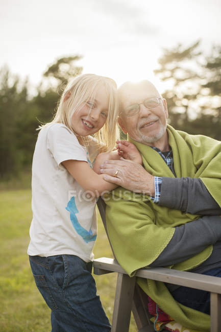 Portrait de grand-père avec petite-fille dans la cour arrière — Photo de stock
