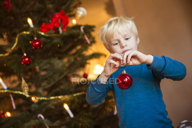 Menino loiro com brinquedo de decoração de Natal — Fotografia de Stock
