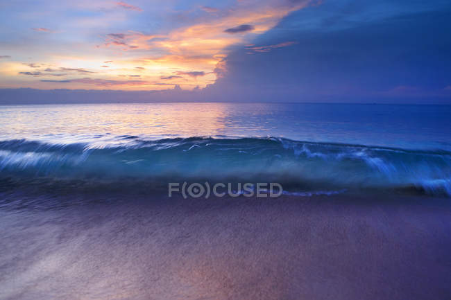 Coup de mouvement flou de vague de surf au coucher du soleil — Photo de stock