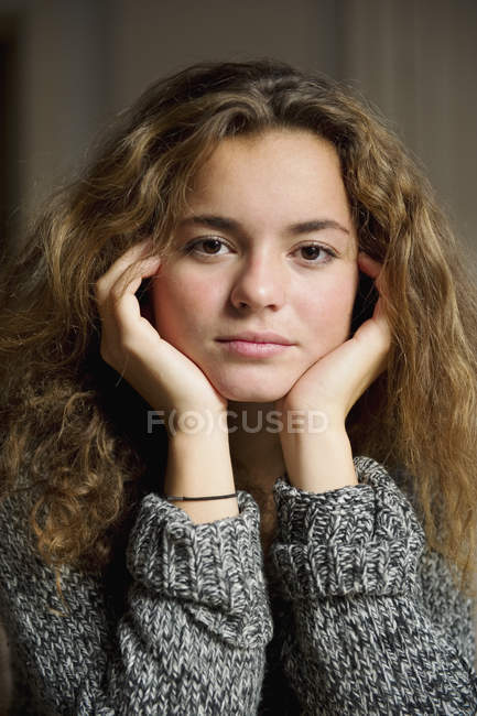 Retrato de menina adolescente com cabelo encaracolado — Fotografia de Stock