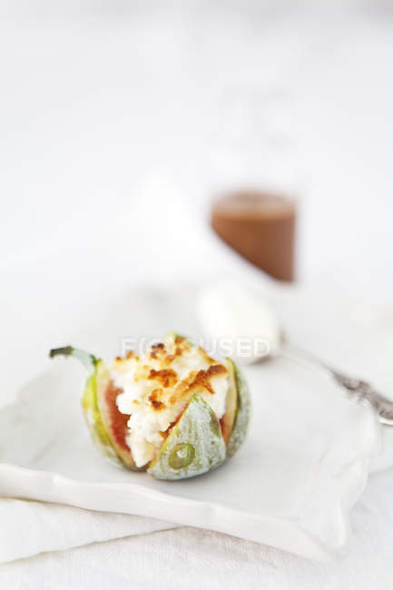 Baked fig with cottage cheese on plate — Stock Photo