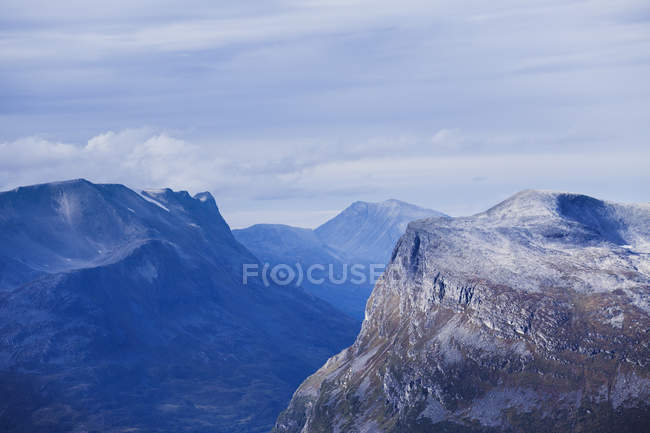 Cielo nublado sobre las montañas en Más og Romsdal, Noruega - foto de stock