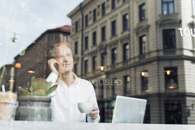 Hombre hablando por teléfono, enfoque selectivo - foto de stock