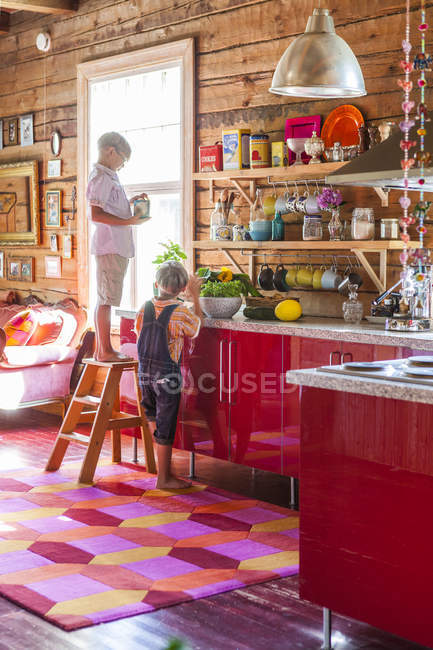 Vista lateral de meninos na cozinha multicolorida, foco seletivo — Fotografia de Stock