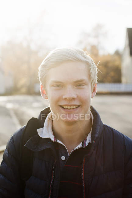 Retrato de un adolescente parado en la acera - foto de stock