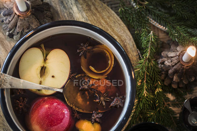 Elevated view of teaspoon in mulled wine — Stock Photo