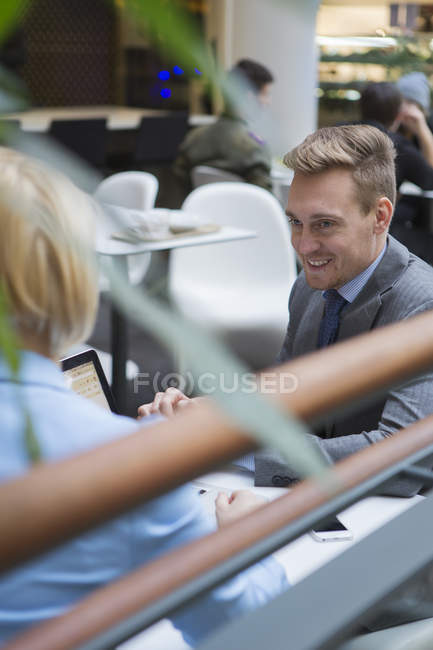 Бизнесмен на встрече в кафе, дифференциальная направленность — стоковое фото