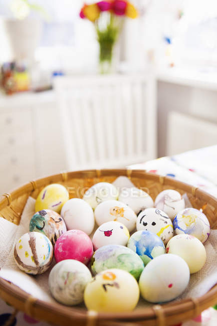 Vista elevada de ovos de páscoa coloridos na cesta — Fotografia de Stock