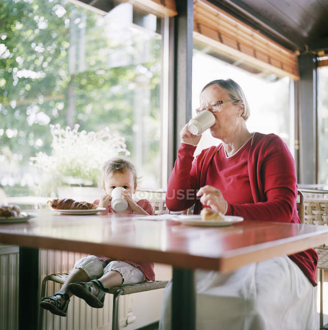 Nonna e nipote rilassarsi nel caffè, messa a fuoco selettiva — Foto stock