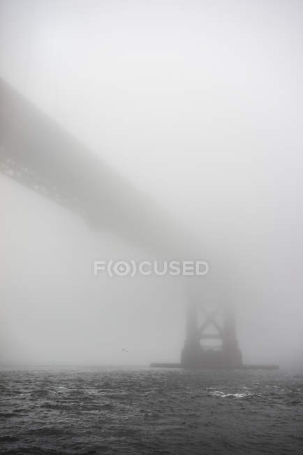 Vista frontal da ponte portão dourado no nevoeiro — Fotografia de Stock