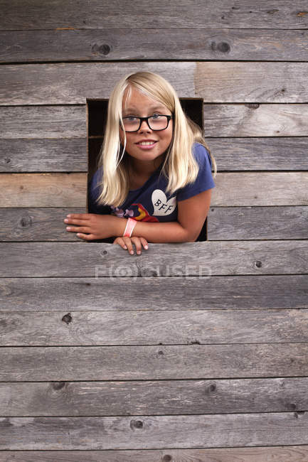 Girl looking out of tree house window — Stock Photo