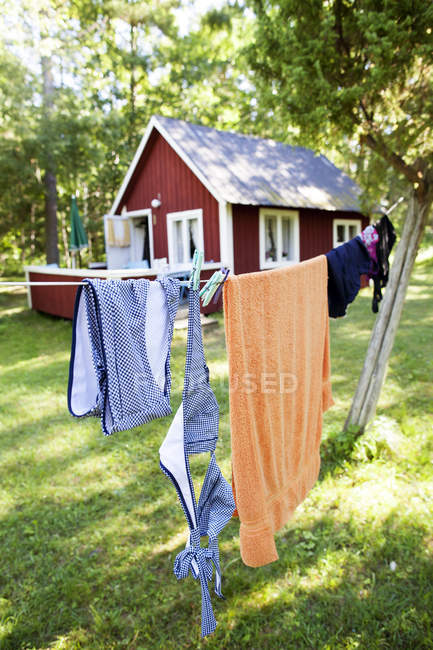 Falu red cottage with clothesline on foreground — Stock Photo