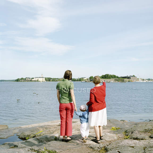 Visão traseira da mãe, filha e avó — Fotografia de Stock