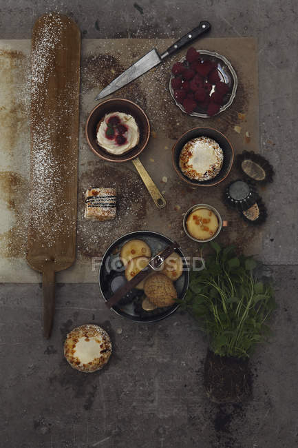 Vue surélevée des biscuits cuits sur la table — Photo de stock