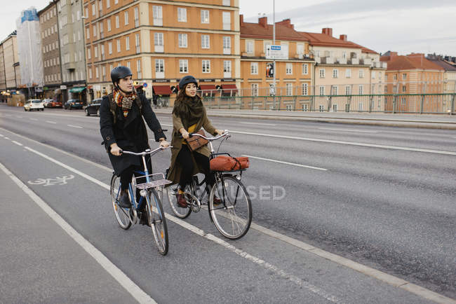 Homme et femme faisant du vélo dans la rue de la ville, objectif sélectif — Photo de stock